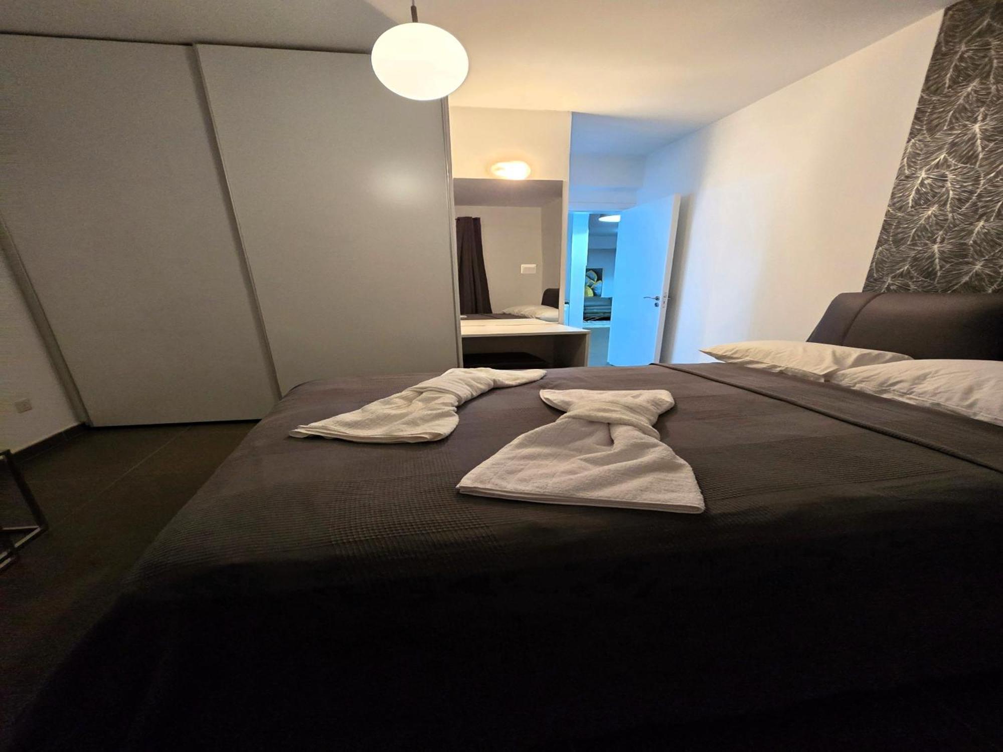 פרוטאראס Golden Bay Deluxe Holiday Apartment מראה חיצוני תמונה