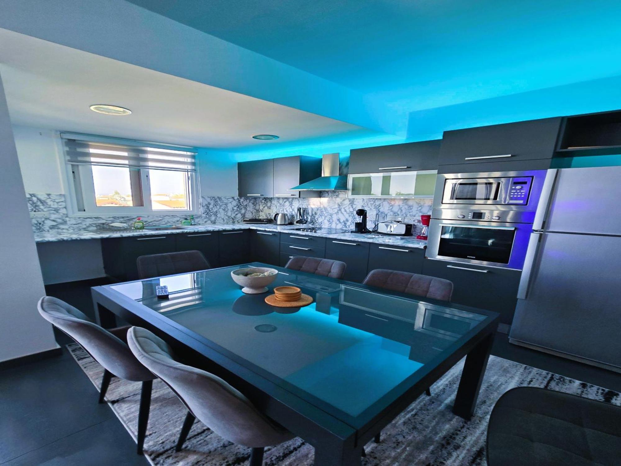 פרוטאראס Golden Bay Deluxe Holiday Apartment מראה חיצוני תמונה