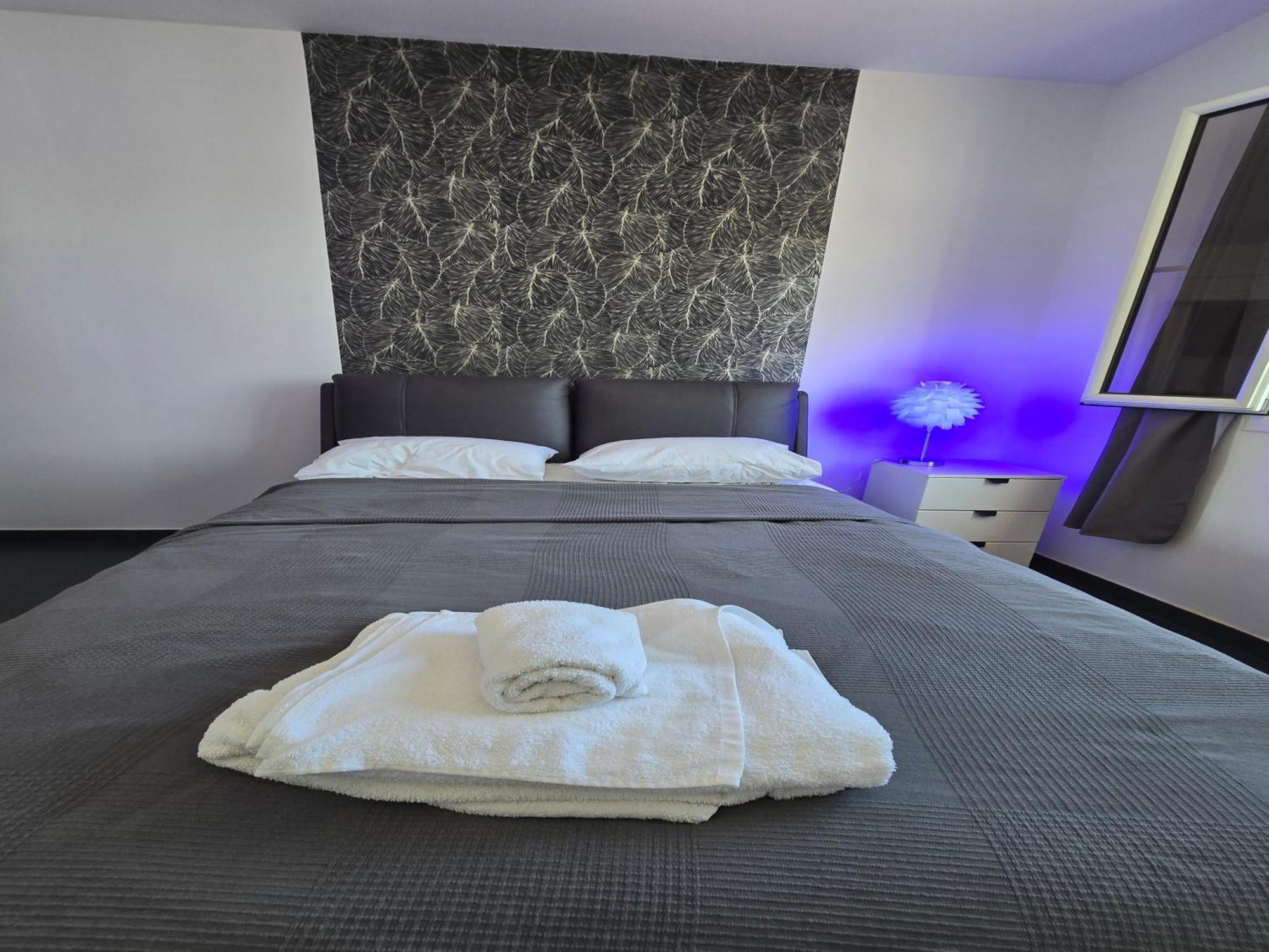 פרוטאראס Golden Bay Deluxe Holiday Apartment מראה חיצוני תמונה