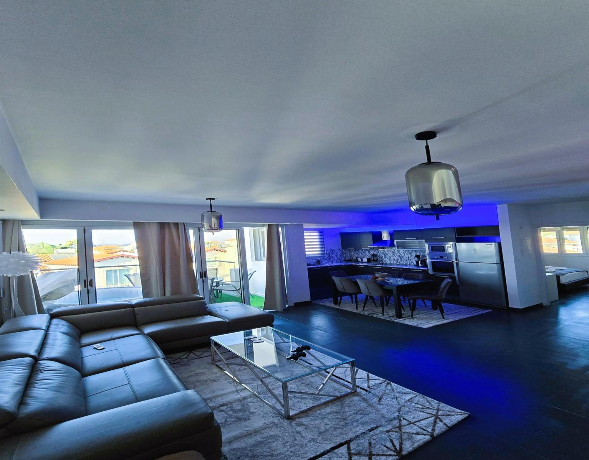 פרוטאראס Golden Bay Deluxe Holiday Apartment מראה חיצוני תמונה