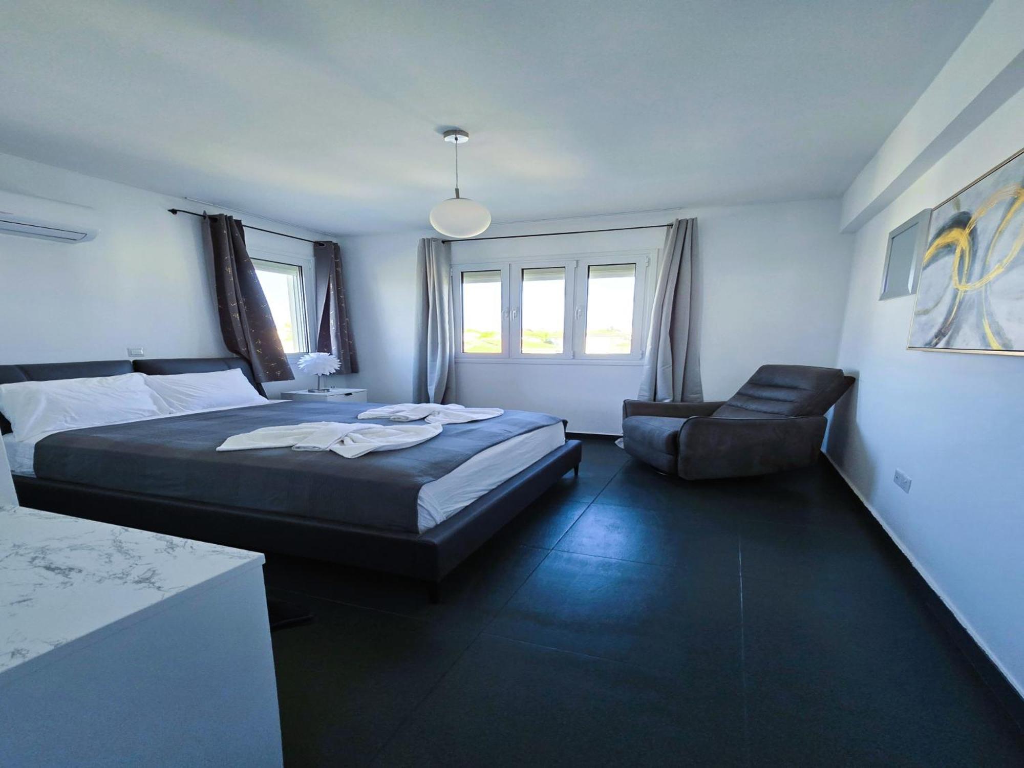 פרוטאראס Golden Bay Deluxe Holiday Apartment מראה חיצוני תמונה